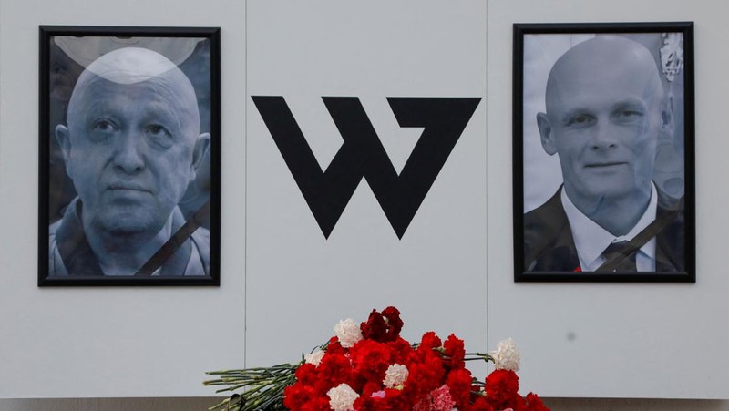 Seorang wanita berdiri di depan peringatan darurat untuk Yevgeny Prigozhin, kepala kelompok tentara bayaran Wagner, dan Dmitry Utkin, komandan kelompok, di Nizhny Novgorod, Rusia 27 Agustus 2023. (REUTERS/Anastasia Makarycheva)