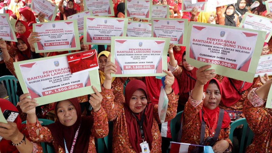 Sebanyak 97% pekerja di IHT adalah perempuan dan menjadi tulang punggung keluarga. Mereka  tersebar di berbagai sektor, baik itu perkebunan maupun di berbagai pabrik
produk tembakau.