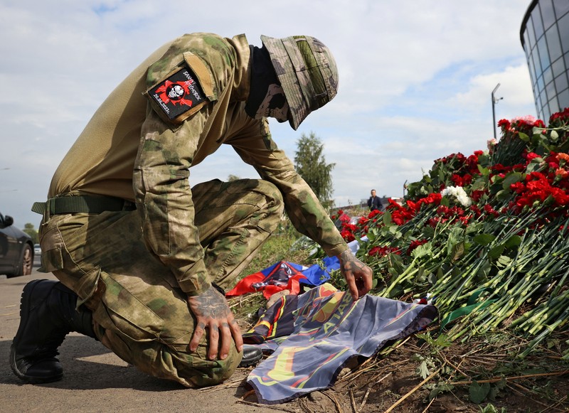 Seorang wanita berdiri di depan peringatan darurat untuk Yevgeny Prigozhin, kepala kelompok tentara bayaran Wagner, dan Dmitry Utkin, komandan kelompok, di Nizhny Novgorod, Rusia 27 Agustus 2023. (REUTERS/Anastasia Makarycheva)