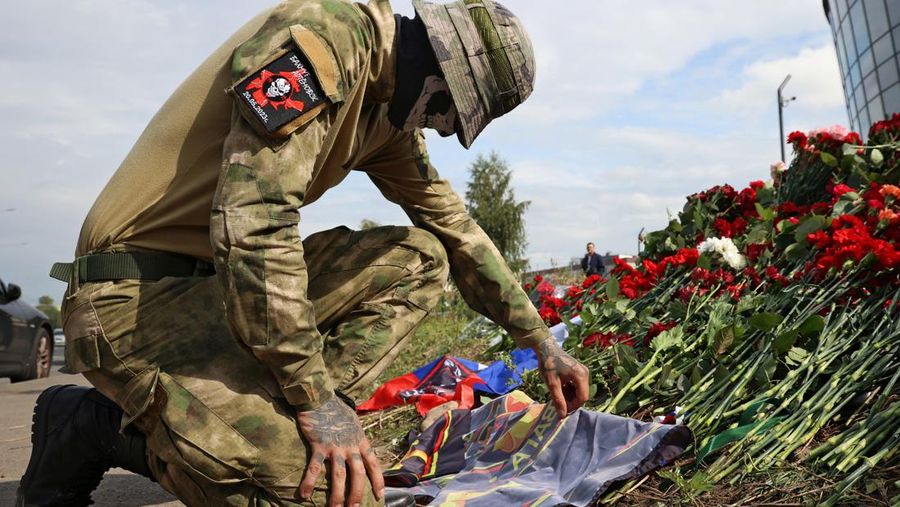 Seorang wanita berdiri di depan peringatan darurat untuk Yevgeny Prigozhin, kepala kelompok tentara bayaran Wagner, dan Dmitry Utkin, komandan kelompok, di Nizhny Novgorod, Rusia 27 Agustus 2023. (REUTERS/Anastasia Makarycheva)