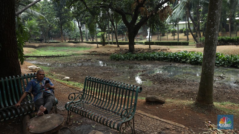 Seorang pekerja membersihkan kolam yang kering di kawasan Taman Meruya Ilir Jakarta, Senin (28/8/2023). Musim kemarau yang berkepanjangan mengakibatkan kolam-kolam di taman Jakarta mengalami kekeringan. Seorang pekerja membersihkan kolam yang kering di kawasan Taman Meruya Ilir Jakarta, Senin (28/8/2023). Musim kemarau yang berkepanjangan mengakibatkan kolam-kolam di taman Jakarta mengalami kekeringan. (CNBC Indonesia/Tri Susilo)