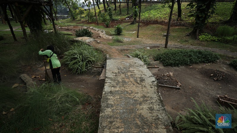 Seorang pekerja membersihkan kolam yang kering di kawasan Taman Meruya Ilir Jakarta, Senin (28/8/2023). Musim kemarau yang berkepanjangan mengakibatkan kolam-kolam di taman Jakarta mengalami kekeringan. Seorang pekerja membersihkan kolam yang kering di kawasan Taman Meruya Ilir Jakarta, Senin (28/8/2023). Musim kemarau yang berkepanjangan mengakibatkan kolam-kolam di taman Jakarta mengalami kekeringan. (CNBC Indonesia/Tri Susilo)