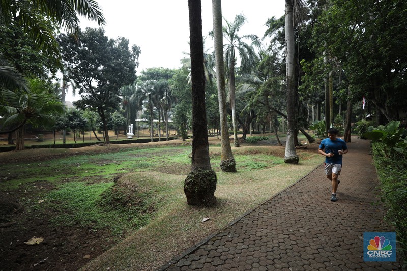 Seorang pekerja membersihkan kolam yang kering di kawasan Taman Meruya Ilir Jakarta, Senin (28/8/2023). Musim kemarau yang berkepanjangan mengakibatkan kolam-kolam di taman Jakarta mengalami kekeringan. Seorang pekerja membersihkan kolam yang kering di kawasan Taman Meruya Ilir Jakarta, Senin (28/8/2023). Musim kemarau yang berkepanjangan mengakibatkan kolam-kolam di taman Jakarta mengalami kekeringan. (CNBC Indonesia/Tri Susilo)