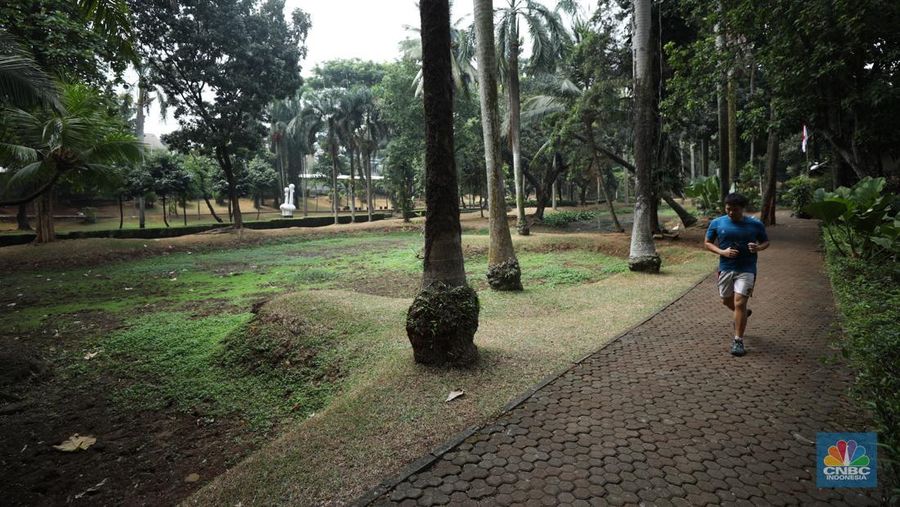 Seorang pekerja membersihkan kolam yang kering di kawasan Taman Meruya Ilir Jakarta, Senin (28/8/2023). Musim kemarau yang berkepanjangan mengakibatkan kolam-kolam di taman Jakarta mengalami kekeringan. (CNBC Indonesia/Tri Susilo)