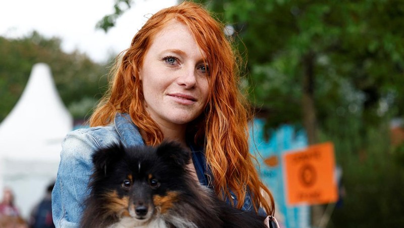 Marc, 34, dari daerah Limburg, dan Rhen, 30, dari Rotterdam (berasal dari AS) menghadiri Festival Redhead Days tahunan di Tilburg, Belanda, 27 Agustus 2023. (REUTERS/Piroschka van de Wouw)