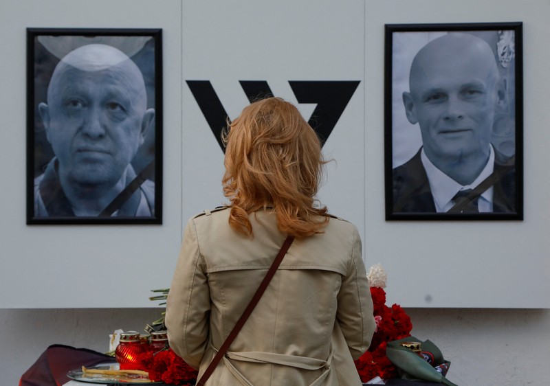 Seorang wanita berdiri di depan peringatan darurat untuk Yevgeny Prigozhin, kepala kelompok tentara bayaran Wagner, dan Dmitry Utkin, komandan kelompok, di Nizhny Novgorod, Rusia 27 Agustus 2023. Seorang wanita berdiri di depan peringatan darurat untuk Yevgeny Prigozhin, kepala kelompok tentara bayaran Wagner, dan Dmitry Utkin, komandan kelompok, di Nizhny Novgorod, Rusia 27 Agustus 2023. (REUTERS/Anastasia Makarycheva)