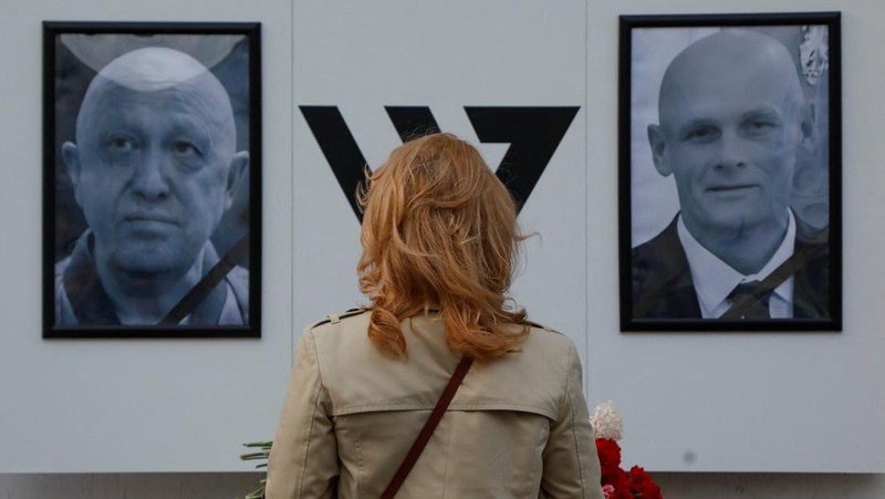 Seorang wanita berdiri di depan peringatan darurat untuk Yevgeny Prigozhin, kepala kelompok tentara bayaran Wagner, dan Dmitry Utkin, komandan kelompok, di Nizhny Novgorod, Rusia 27 Agustus 2023. (REUTERS/Anastasia Makarycheva)