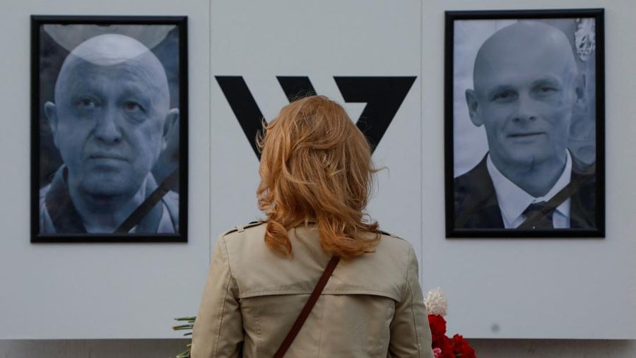 Seorang wanita berdiri di depan peringatan darurat untuk Yevgeny Prigozhin, kepala kelompok tentara bayaran Wagner, dan Dmitry Utkin, komandan kelompok, di Nizhny Novgorod, Rusia 27 Agustus 2023. (REUTERS/Anastasia Makarycheva)