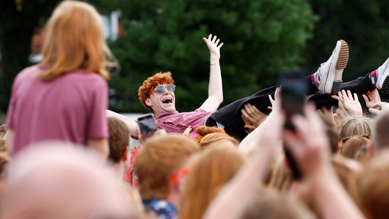 Marc, 34, dari daerah Limburg, dan Rhen, 30, dari Rotterdam (berasal dari AS) menghadiri Festival Redhead Days tahunan di Tilburg, Belanda, 27 Agustus 2023. (REUTERS/Piroschka van de Wouw)