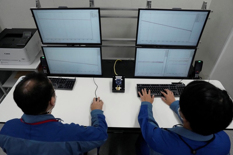 Dalam foto yang diambil saat tur ke fasilitas pengenceran dan pembuangan air yang telah diolah untuk media asing, para jurnalis dipandu bersama dengan tangki berisi air limbah radioaktif yang telah diolah, bagian dari fasilitas pelepasan air radioaktif yang telah diolah ke laut dari pembangkit listrik tenaga nuklir Fukushima Daiichi, dioperasikan oleh Tokyo Electric Power Company Holdings (TEPCO), di kota Okuma, timur laut Jepang, Minggu, 27 Agustus 2023. Dalam foto yang diambil saat tur ke fasilitas pengenceran dan pembuangan air yang telah diolah untuk media asing, para jurnalis dipandu bersama dengan tangki berisi air limbah radioaktif yang telah diolah, bagian dari fasilitas pelepasan air radioaktif yang telah diolah ke laut dari pembangkit listrik tenaga nuklir Fukushima Daiichi, dioperasikan oleh Tokyo Electric Power Company Holdings (TEPCO), di kota Okuma, timur laut Jepang, Minggu, 27 Agustus 2023. (AP Photo/Eugene Hoshiko, Pool)