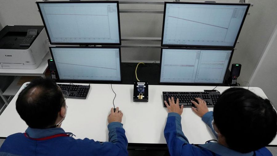 Dalam foto yang diambil saat tur ke fasilitas pengenceran dan pembuangan air yang telah diolah untuk media asing, para jurnalis dipandu bersama dengan tangki berisi air limbah radioaktif yang telah diolah, bagian dari fasilitas pelepasan air radioaktif yang telah diolah ke laut dari pembangkit listrik tenaga nuklir Fukushima Daiichi, dioperasikan oleh Tokyo Electric Power Company Holdings (TEPCO), di kota Okuma, timur laut Jepang, Minggu, 27 Agustus 2023. (AP Photo/Eugene Hoshiko, Pool)