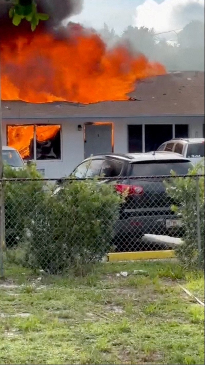 Sebuah helikopter terbakar berputar di udara sebelum menabrak kompleks apartemen, di Pantai Pompano, Florida, AS, 28 Agustus 2023, dalam gambar diam dari video yang diperoleh dari media sosial. Sebuah helikopter terbakar berputar di udara sebelum menabrak kompleks apartemen, di Pantai Pompano, Florida, AS, 28 Agustus 2023, dalam gambar diam dari video yang diperoleh dari media sosial. (@guiamiamivip via TMX/via REUTERS)
