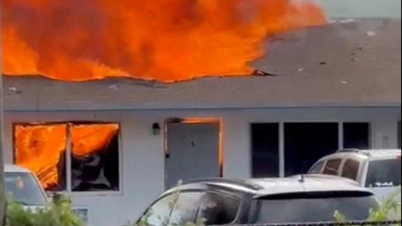 Sebuah helikopter terbakar berputar di udara sebelum menabrak kompleks apartemen, di Pantai Pompano, Florida, AS, 28 Agustus 2023, dalam gambar diam dari video yang diperoleh dari media sosial. (@guiamiamivip via TMX/via REUTERS)