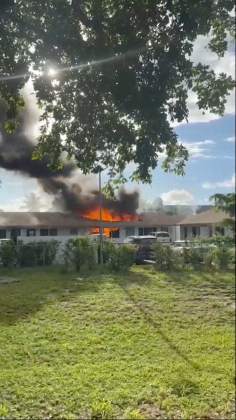 Sebuah helikopter terbakar berputar di udara sebelum menabrak kompleks apartemen, di Pantai Pompano, Florida, AS, 28 Agustus 2023, dalam gambar diam dari video yang diperoleh dari media sosial. (@guiamiamivip via TMX/via REUTERS)
