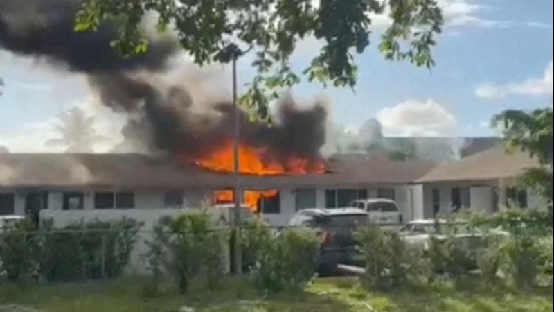 Sebuah helikopter terbakar berputar di udara sebelum menabrak kompleks apartemen, di Pantai Pompano, Florida, AS, 28 Agustus 2023, dalam gambar diam dari video yang diperoleh dari media sosial. (@guiamiamivip via TMX/via REUTERS)