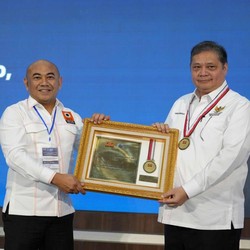 Menko Airlangga Dinobatkan Jadi Tokoh Transformasi Industri