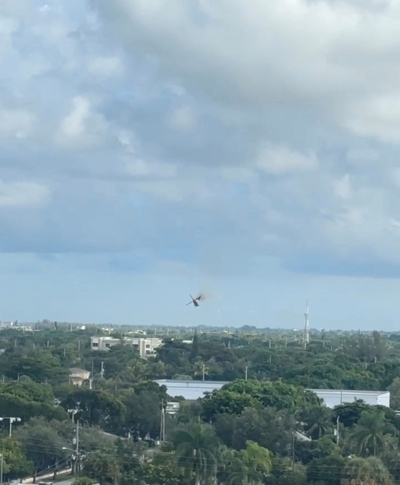 Sebuah helikopter terbakar berputar di udara sebelum menabrak kompleks apartemen, di Pantai Pompano, Florida, AS, 28 Agustus 2023, dalam gambar diam dari video yang diperoleh dari media sosial. Sebuah helikopter terbakar berputar di udara sebelum menabrak kompleks apartemen, di Pantai Pompano, Florida, AS, 28 Agustus 2023, dalam gambar diam dari video yang diperoleh dari media sosial. (@guiamiamivip via TMX/via REUTERS)