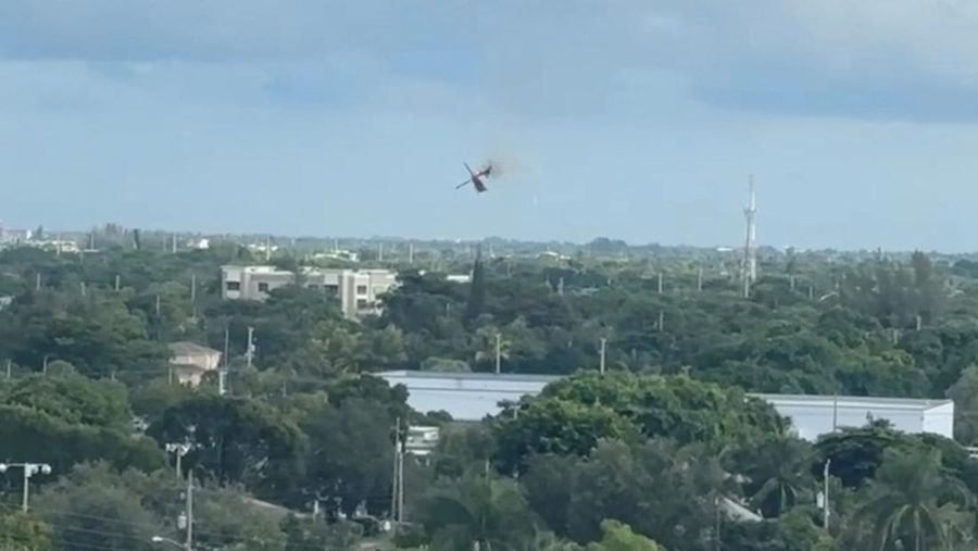 Sebuah helikopter terbakar berputar di udara sebelum menabrak kompleks apartemen, di Pantai Pompano, Florida, AS, 28 Agustus 2023, dalam gambar diam dari video yang diperoleh dari media sosial. (@guiamiamivip via TMX/via REUTERS)