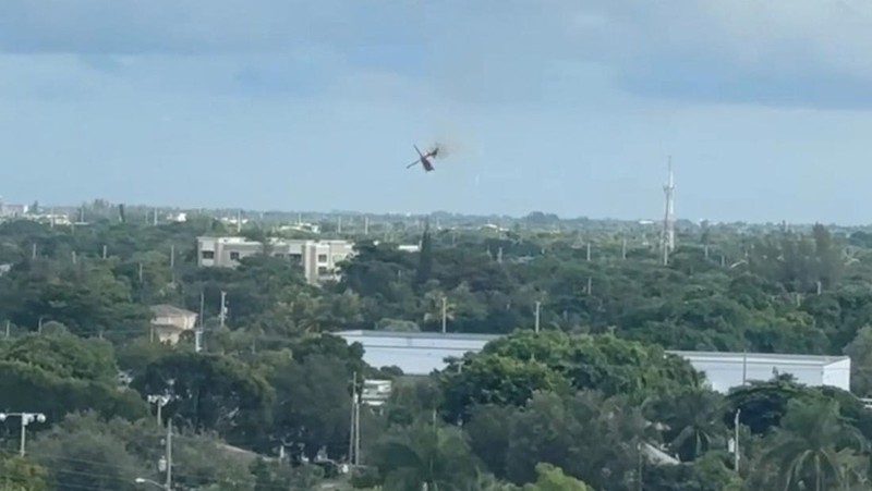 Sebuah helikopter terbakar berputar di udara sebelum menabrak kompleks apartemen, di Pantai Pompano, Florida, AS, 28 Agustus 2023, dalam gambar diam dari video yang diperoleh dari media sosial. (@guiamiamivip via TMX/via REUTERS)