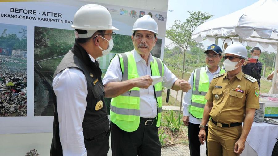Menko Marves Luhut B Pandjaitan saat Kunjungan Menko Marves ke TPST Cicukang Oxbow didampingi dan Gubernur Jawa Barat Ridwan Kamil. [dok. Humas Kemenko Marves]