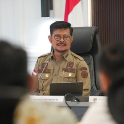 Rumah Dinas & Kantornya Digeledah KPK, Mentan Lagi di Spanyol