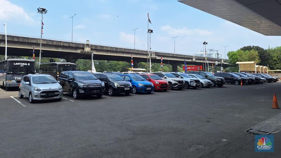 Nampak parkiran Transmart Cempaka Putih dipenuhi kendaraan pengunjung selama Transmart Full Day Sale promo Merdeka Belanja berlangsung pada hari ini Selasa (29/8/2023). (CNBC Indonesia/Khoirul Anam)