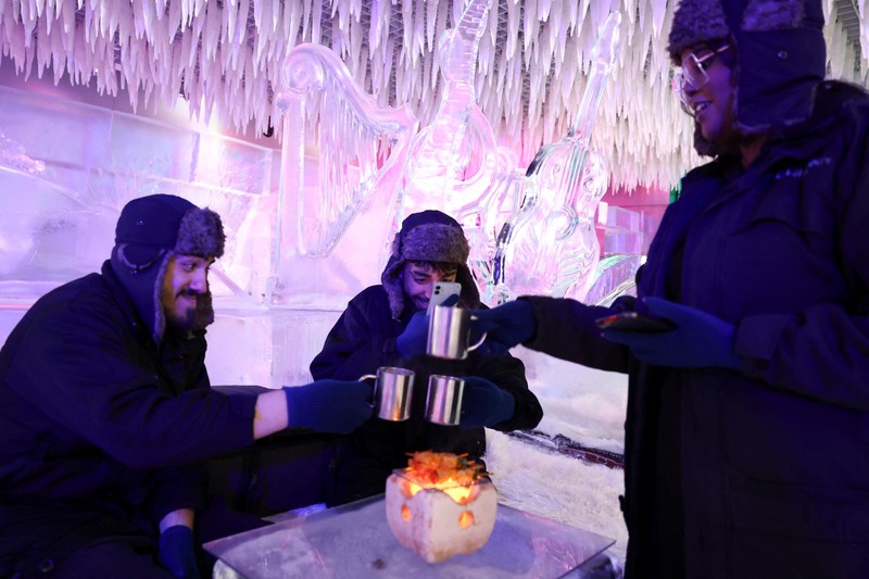Seorang tamu duduk di atas kreasi pematung es Mark Ranasinghe dalam suhu beku di Chillout Ice Lounge di Dubai, Uni Emirat Arab, 28 Agustus 2023. (REUTERS/Amr Alfiky)