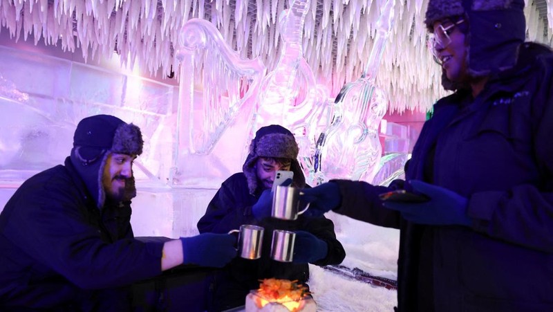 Seorang tamu duduk di atas kreasi pematung es Mark Ranasinghe dalam suhu beku di Chillout Ice Lounge di Dubai, Uni Emirat Arab, 28 Agustus 2023. (REUTERS/Amr Alfiky)