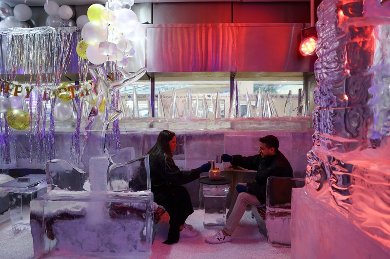 Seorang tamu duduk di atas kreasi pematung es Mark Ranasinghe dalam suhu beku di Chillout Ice Lounge di Dubai, Uni Emirat Arab, 28 Agustus 2023. Seorang tamu duduk di atas kreasi pematung es Mark Ranasinghe dalam suhu beku di Chillout Ice Lounge di Dubai, Uni Emirat Arab, 28 Agustus 2023. (REUTERS/Amr Alfiky)