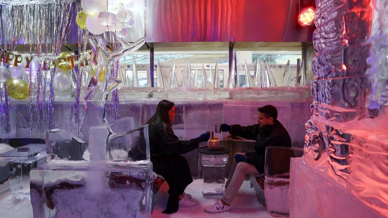 Seorang tamu duduk di atas kreasi pematung es Mark Ranasinghe dalam suhu beku di Chillout Ice Lounge di Dubai, Uni Emirat Arab, 28 Agustus 2023. (REUTERS/Amr Alfiky)