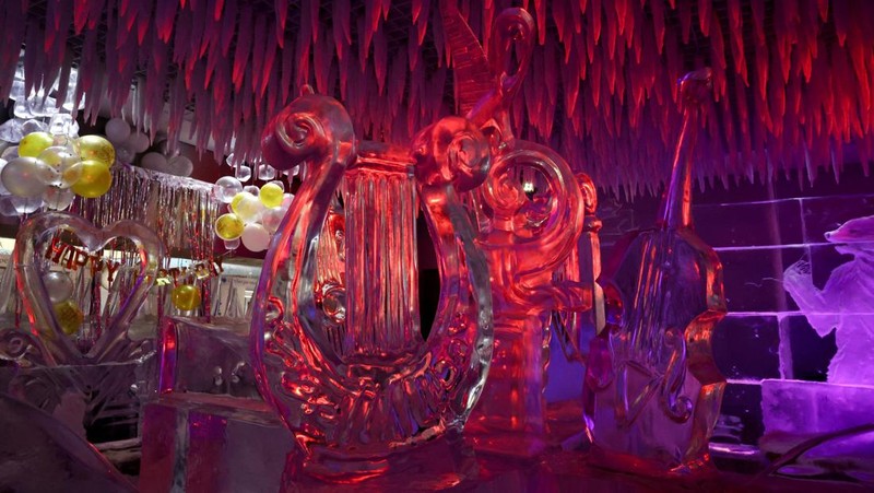 Seorang tamu duduk di atas kreasi pematung es Mark Ranasinghe dalam suhu beku di Chillout Ice Lounge di Dubai, Uni Emirat Arab, 28 Agustus 2023. (REUTERS/Amr Alfiky)