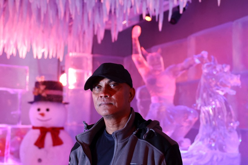 Seorang tamu duduk di atas kreasi pematung es Mark Ranasinghe dalam suhu beku di Chillout Ice Lounge di Dubai, Uni Emirat Arab, 28 Agustus 2023. Seorang tamu duduk di atas kreasi pematung es Mark Ranasinghe dalam suhu beku di Chillout Ice Lounge di Dubai, Uni Emirat Arab, 28 Agustus 2023. (REUTERS/Amr Alfiky)