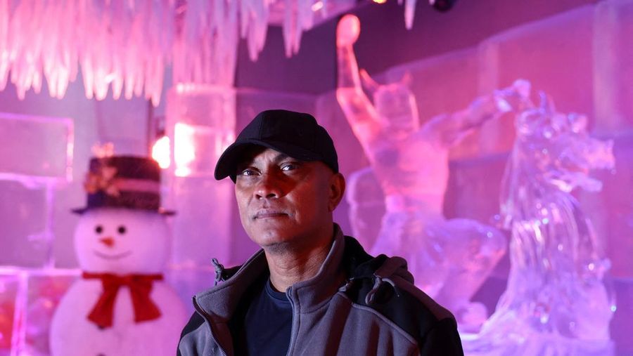 Seorang tamu duduk di atas kreasi pematung es Mark Ranasinghe dalam suhu beku di Chillout Ice Lounge di Dubai, Uni Emirat Arab, 28 Agustus 2023. (REUTERS/Amr Alfiky)