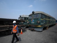 Perkenalkan Lokomotif DF4B, Kereta Teknis Proyek KCJB