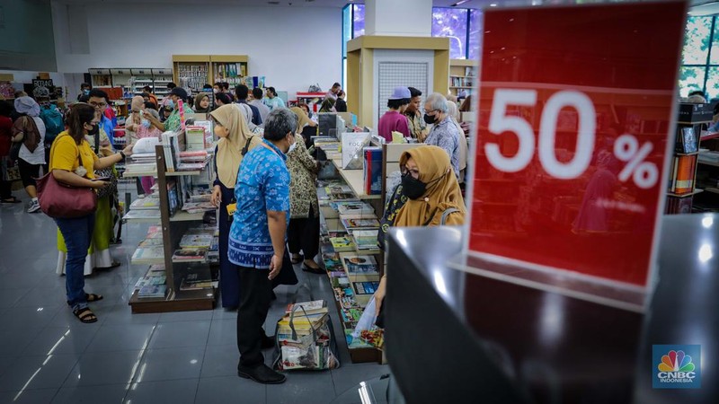 Pengunjung antre melakukan pembayaran di Toko Buku Gunung Agung, Kwitang, Jakarta, Selasa (29/8/2023). (CNBC Indonesia/Faisal Rahman)