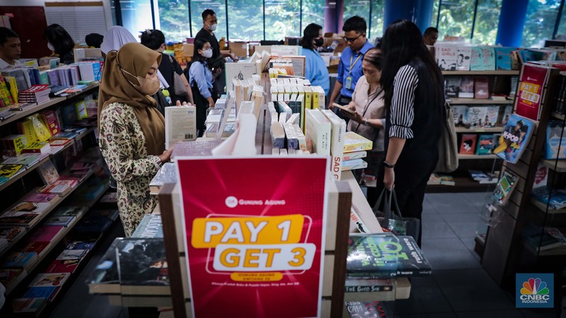 Pengunjung antre melakukan pembayaran di Toko Buku Gunung Agung, Kwitang, Jakarta, Selasa (29/8/2023). Pengunjung antre melakukan pembayaran di Toko Buku Gunung Agung, Kwitang, Jakarta, Selasa (29/8/2023). (CNBC Indonesia/Faisal Rahman)