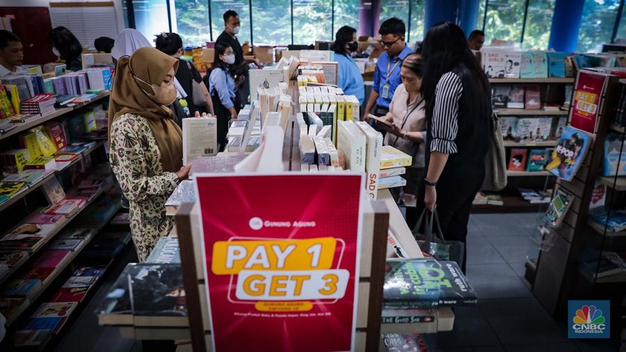 Pengunjung antre melakukan pembayaran di Toko Buku Gunung Agung, Kwitang, Jakarta, Selasa (29/8/2023). (CNBC Indonesia/Faisal Rahman)