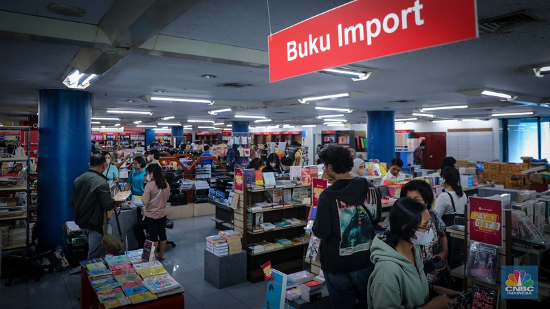 Pengunjung antre melakukan pembayaran di Toko Buku Gunung Agung, Kwitang, Jakarta, Selasa (29/8/2023). Pengunjung antre melakukan pembayaran di Toko Buku Gunung Agung, Kwitang, Jakarta, Selasa (29/8/2023). (CNBC Indonesia/Faisal Rahman)