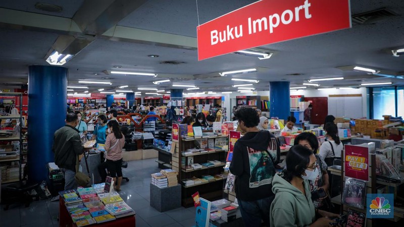 Pengunjung antre melakukan pembayaran di Toko Buku Gunung Agung, Kwitang, Jakarta, Selasa (29/8/2023). (CNBC Indonesia/Faisal Rahman)