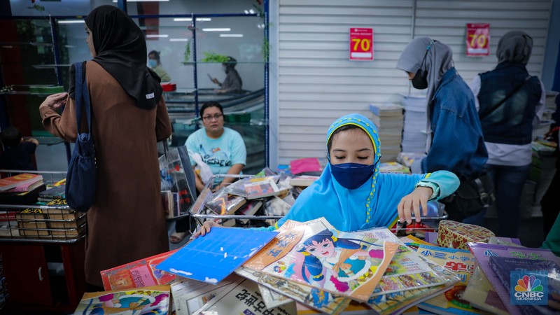 Pengunjung antre melakukan pembayaran di Toko Buku Gunung Agung, Kwitang, Jakarta, Selasa (29/8/2023). (CNBC Indonesia/Faisal Rahman)