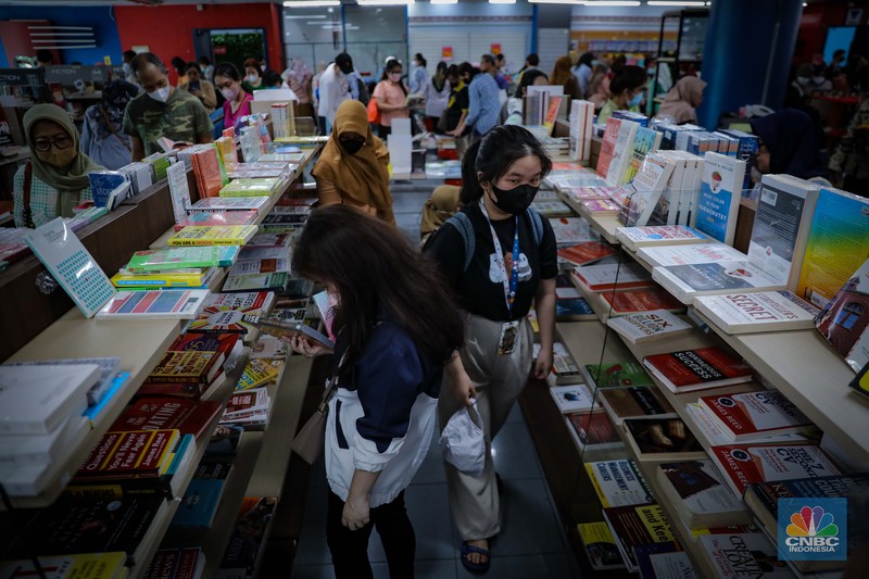 Pengunjung antre melakukan pembayaran di Toko Buku Gunung Agung, Kwitang, Jakarta, Selasa (29/8/2023). (CNBC Indonesia/Faisal Rahman)