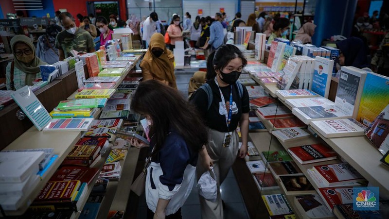 Pengunjung antre melakukan pembayaran di Toko Buku Gunung Agung, Kwitang, Jakarta, Selasa (29/8/2023). (CNBC Indonesia/Faisal Rahman)