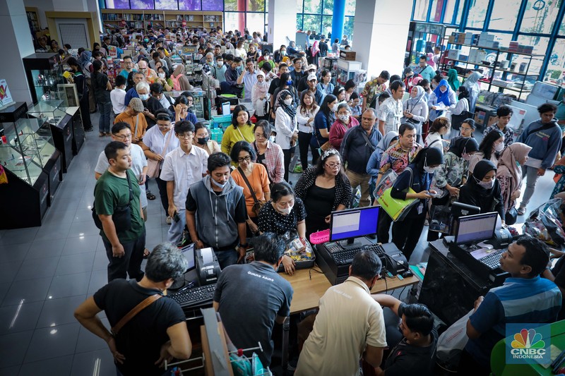 Pengunjung antre melakukan pembayaran di Toko Buku Gunung Agung, Kwitang, Jakarta, Selasa (29/8/2023). (CNBC Indonesia/Faisal Rahman)