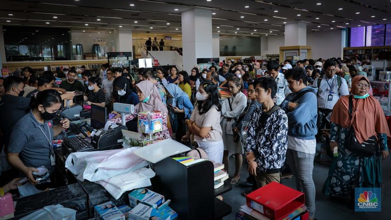 Pengunjung antre melakukan pembayaran di Toko Buku Gunung Agung, Kwitang, Jakarta, Selasa (29/8/2023). (CNBC Indonesia/Faisal Rahman)
