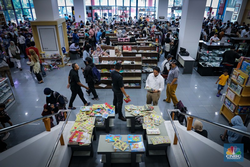 Pengunjung antre melakukan pembayaran di Toko Buku Gunung Agung, Kwitang, Jakarta, Selasa (29/8/2023). Pengunjung antre melakukan pembayaran di Toko Buku Gunung Agung, Kwitang, Jakarta, Selasa (29/8/2023). (CNBC Indonesia/Faisal Rahman)