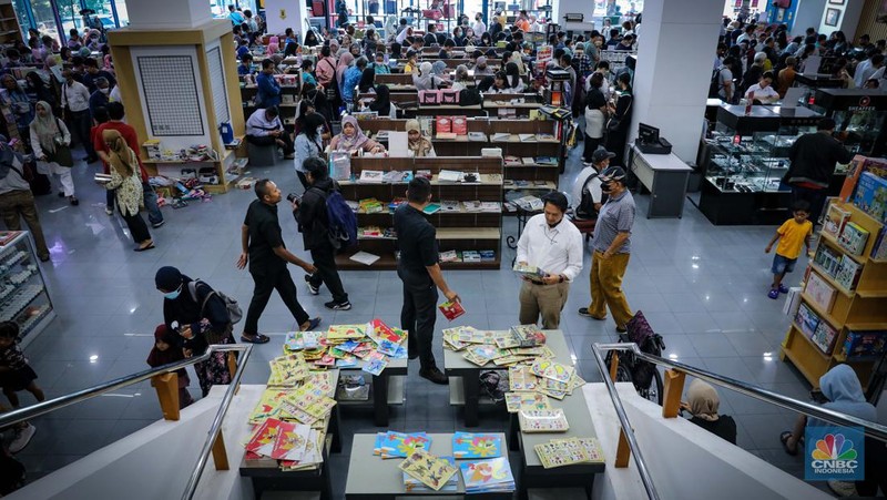 Pengunjung antre melakukan pembayaran di Toko Buku Gunung Agung, Kwitang, Jakarta, Selasa (29/8/2023). (CNBC Indonesia/Faisal Rahman)