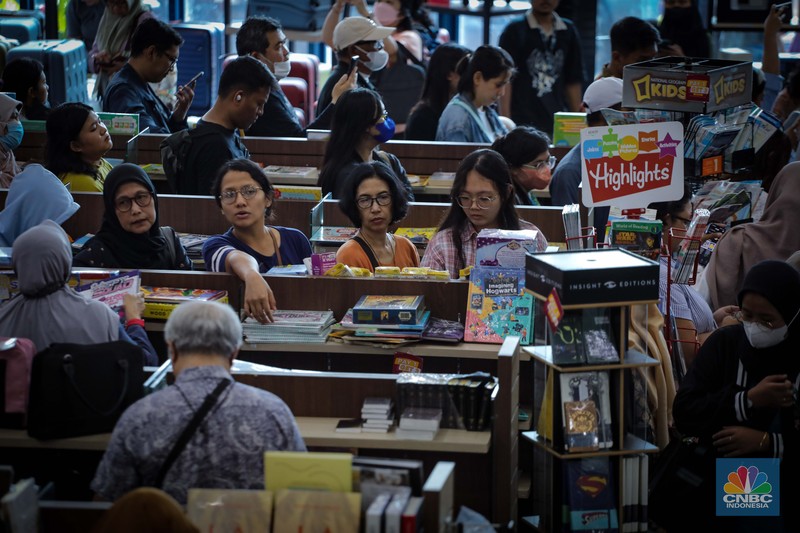 Pengunjung antre melakukan pembayaran di Toko Buku Gunung Agung, Kwitang, Jakarta, Selasa (29/8/2023). Pengunjung antre melakukan pembayaran di Toko Buku Gunung Agung, Kwitang, Jakarta, Selasa (29/8/2023). (CNBC Indonesia/Faisal Rahman)