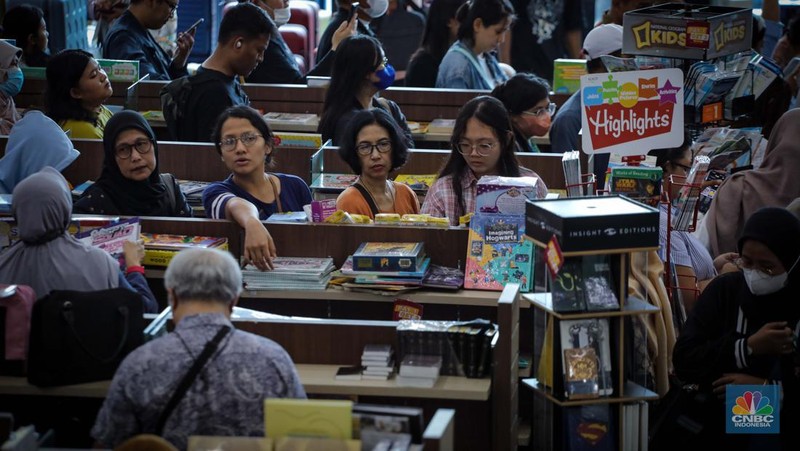 Pengunjung antre melakukan pembayaran di Toko Buku Gunung Agung, Kwitang, Jakarta, Selasa (29/8/2023). (CNBC Indonesia/Faisal Rahman)