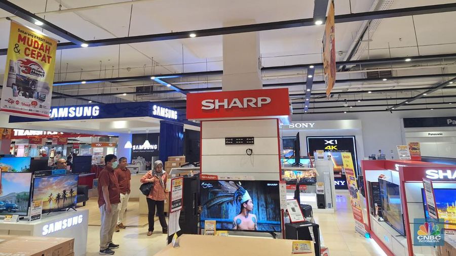 Pengunjung memilih barang elektronik saat berlangsungnya Full Day Sale di Transmart Cempaka Putih, Jakarta, Selasa (29/8/2023). (CNBC Indonesia/Khoirul Anam)