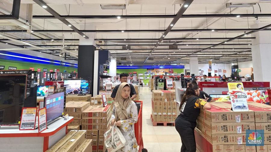 Pengunjung memilih barang elektronik saat berlangsungnya Full Day Sale di Transmart Cempaka Putih, Jakarta, Selasa (29/8/2023). (CNBC Indonesia/Khoirul Anam)
